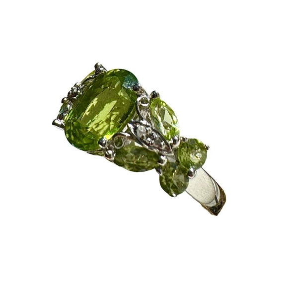 Beautiful chartreuse green peridot ring 💚 - Picture 14 of 16